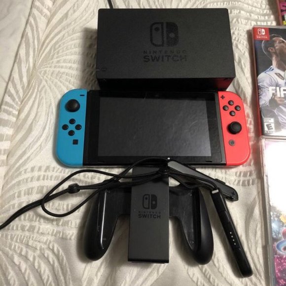 Nintendo Switch - Picture 1 of 2